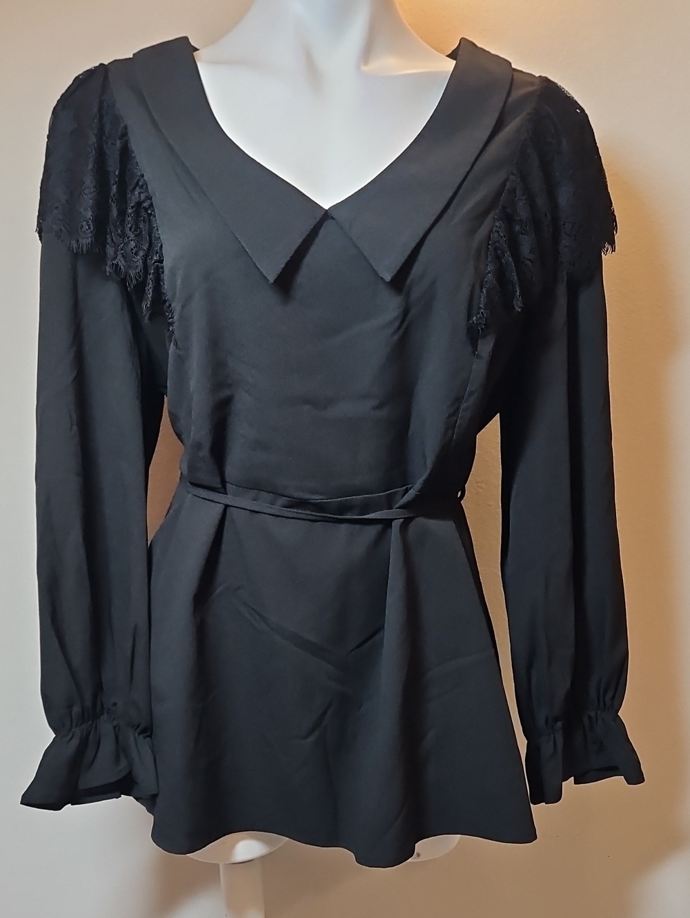 BloomChic 18-20 Black Long-Sleeve Lace-Shoulder Peplum Top